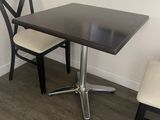 deux chaises et une table dans le coin d'une pièce