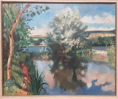 un tableau représentant une rivière avec des arbres en arrière-plan