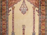 un tapis oriental avec une bordure rouge et bleue et une bordure dorée