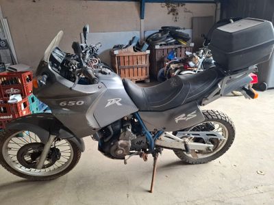 une moto qui est garée dans un garage