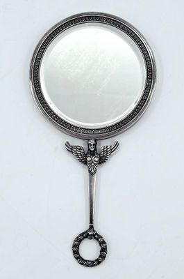 un miroir sur lequel est représenté un oiseau et dans lequel se trouve une clé