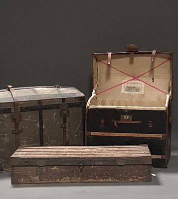 trois valises posées les unes à côté des autres sur une table