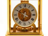 une horloge en or avec des chiffres romains