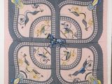 une photo d'un foulard carré rose et bleu orné d'oiseaux