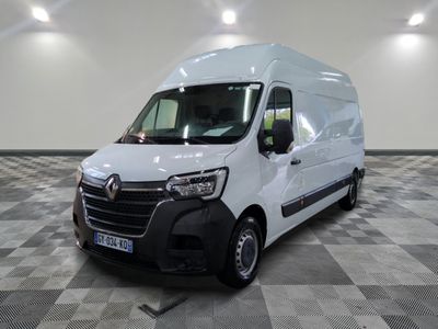 la photo d'une camionnette blanche sur un sol en damier