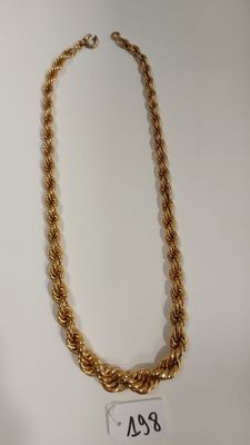 un collier en or sur fond blanc, avec une étiquette de prix