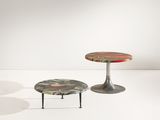deux tables aux motifs différents, posées sur une surface blanche