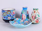 trois vases et un bol posés sur une table