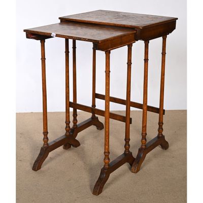 2 TABLE GIGOGNES en 2 éléments en placage de noyer à décor d…