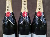 trois bouteilles de champagne Moët & Chandon posées les unes à côté des autres