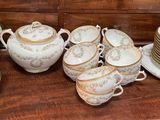 de nombreuses tasses et soucoupes posées sur une table en bois