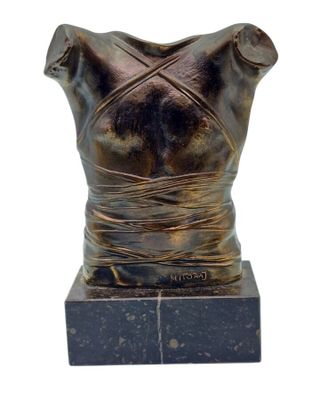 sculpture représentant le buste d'une femme, posée sur un socle en marbre