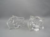 une paire de figurines d'éléphants en verre transparent, posées l'une sur l'autre