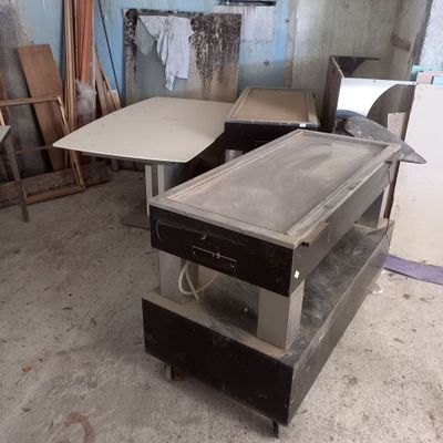 un établi au milieu d'une pièce en cours de rénovation