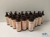 un tas de bouteilles remplies de liquide posées sur une table