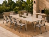 une table et des chaises sur une terrasse équipée d'une cheminée