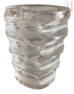 un vase en verre orné de nombreuses plumes blanches