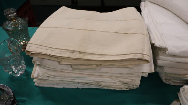 Lot de 8 draps anciens brodés ajourés à nettoyer