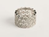 gros plan d'une bague en argent sur une surface blanche