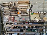 un établi avec de nombreux outils dans un garage