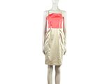 mannequin vêtu d'une robe beige et rouge, avec une ceinture rouge