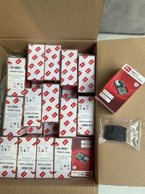 une boîte remplie d'appareils électroniques qui s'y trouvent