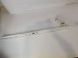une brosse à dents posée sur un morceau de papier