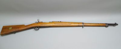 un vieux fusil avec un canon en bois et une poignée en bois