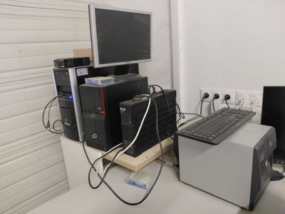 un bureau sur lequel se trouvent un clavier, un écran et d'autres appareils électroniques