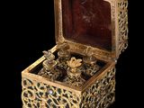 une boîte en or contenant tout un tas de bijoux