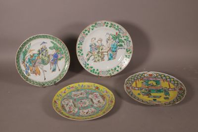 trois assiettes chinoises aux motifs variés posées sur une table
