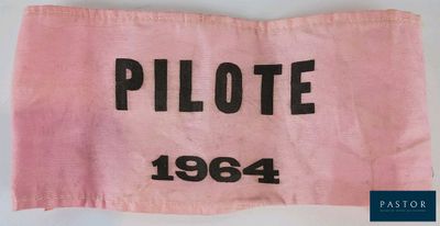 un gros plan sur un morceau de tissu sur lequel est inscrit le mot « pilote »