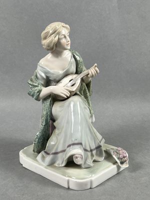 Jeune femme à la mandoline. Sujet en porcelaine.