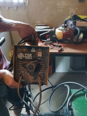 un homme qui travaille sur une machine dans une pièce