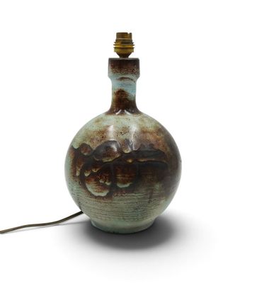 un vase marron et vert sur lequel est posée une lampe
