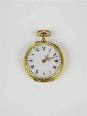 une image d'une montre de poche en or avec des chiffres romains sur le cadran