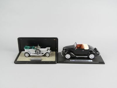 une maquette en noir et blanc d'une vieille voiture et une maquette noire d'une vieille voiture