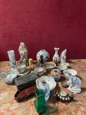 une table sur laquelle sont posés de nombreux vases et assiettes