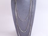 gros plan d'un collier sur un mannequin sur fond blanc