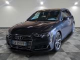 La nouvelle berline noire d'Audi est garée sur un sol en carrelage à damier