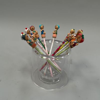 beaucoup de crayons dans un verre posé sur une table