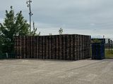 de nombreuses palettes empilées sur un parking