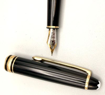 un stylo et un stylo-plume posés l'un à côté de l'autre