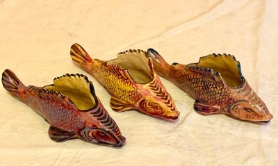 trois vases en forme de poisson posés sur une table
