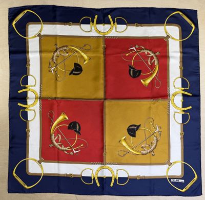 foulard carré bleu, jaune et rouge orné de motifs marins