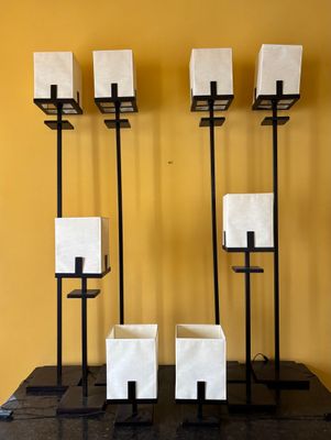 cinq bougies noires et blanches posées sur une table noire