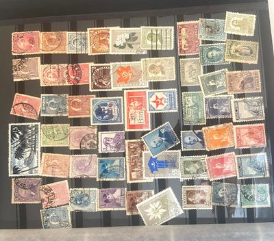 une photo d'une photo d'une collection de timbres exposée