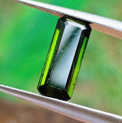 un morceau de verre vert suspendu à une corde à linge