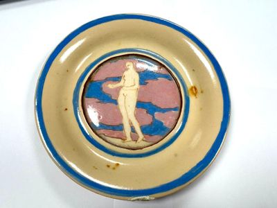 une assiette avec la photo d'une femme dessus