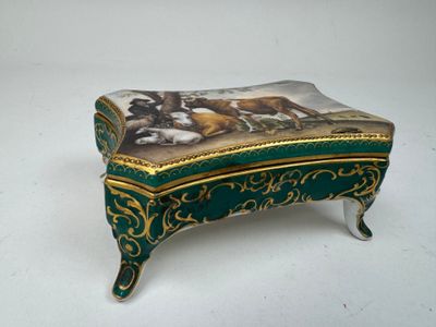 une petite boîte avec un tableau posé sur une table